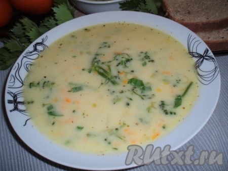 Вкусный овощной суп с кускусом и плавленым сыром готов. Остается разлить суп по тарелкам и позвать всех к столу.
