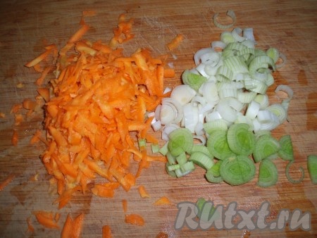 Морковь вымыть, очистить, натереть на терке или нарезать соломкой. Лук-порей очистить, тщательно промыть, нарезать полукольцами.