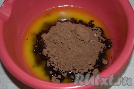 В смесь масла и сахара добавляем какао порошок и снова хорошо перемешиваем.
