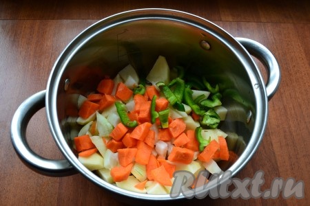 Добавить нарезанную кубиками морковь и сладкий болгарский перец, нарезанный произвольными кусочками.
