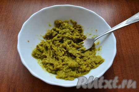 Зеленый горошек (без жидкости) хорошо размять вилкой (несколько целых горошин можно отложить в сторону для украшения супа).
