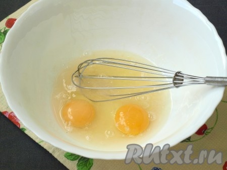 В миску насыпать сахар, соль и ванилин. Разбить яйца. Взбить массу при помощи ручного венчика.