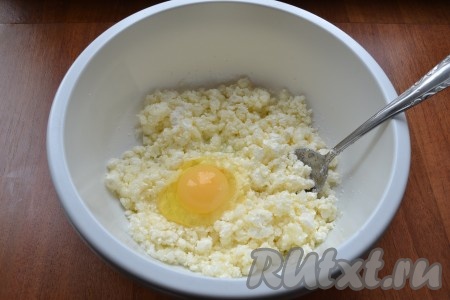 Влить растительное масло и добавить яйцо.