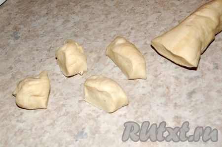 Дрожжевое тесто раскатать в колбаску и разрезать ее на небольшие кусочки.