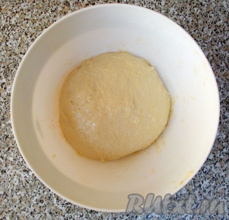 В просеянную муку с яйцами, ванилином и солью добавляем подошедшую опару, тёплую сдобу и замешиваем тесто. Добавляем в получившееся тесто 3 столовые ложки растительного масла, ещё раз вымешиваем. После замеса тесто должно получиться мягким и не липнуть к рукам. Укрываем тесто и ставим в тёплое место, чтобы оно подошло.
