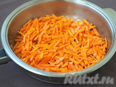 Переложить кабачки в кастрюлю, в которой будет готовиться икра. Дно и стены кастрюли смазать растительным маслом. Следом за кабачками обжарить в сковороде, помешивая, морковь до золотистого цвета. Переложить морковь в кастрюлю к кабачкам.