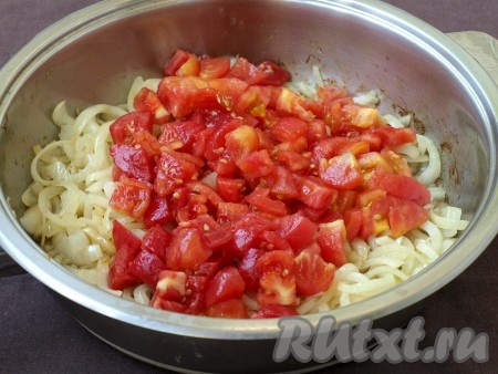 В сковороде обжарить на растительном масле лук до прозрачности, затем добавить помидоры, перемешать и потушить минуты 3, иногда перемешивая.
