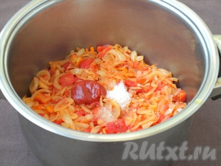 В кастрюлю к кабачкам и моркови добавить лук с помидорами, томатную пасту и сахар.
