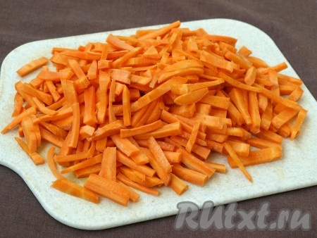 Очищенную морковь нарезать соломкой.
