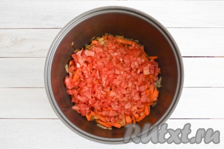 На помидорах сделать крестовые надрезы, обдать их кипятком, снять кожицу. Очищенные помидоры нарезать мелкими кубиками (можно перемолоть мясорубкой или блендером) и выложить в чашу мультиварки к луку и морковке.

