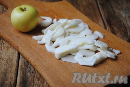 Яблоки вымыть, очистить от кожуры, удалить сердцевину и нарезать тонкими пластинками. 
