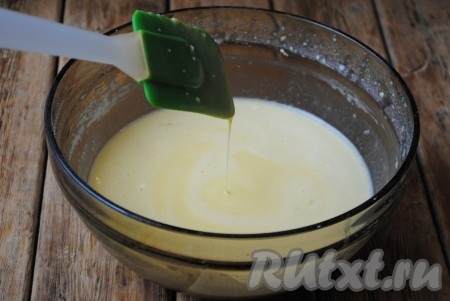 Тесто должно быть однородным и жидким, как блинное. По желанию, для аромата, в тесто можно добавить ванильный сахар. 