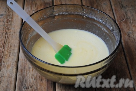 В получившуюся сухую смесь влить молоко, вбить яйца и хорошо взбить с помощью миксера. 
