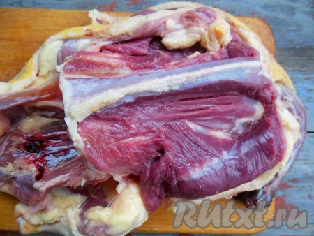 Мясо и жир вместе с кожей отделите от костей, нарежьте на небольшие кусочки. Из каркаса утки можно приготовить отличный бульон для первых блюд.