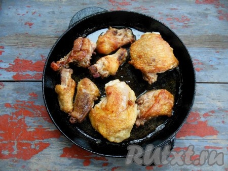 Затем выложите кусочки курицы на сковороду, разогретую с растительным маслом, и обжарьте до золотистого цвета (до полуготовности).
