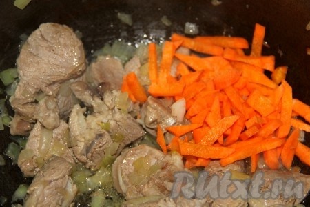 Затем добавляем измельченную морковь. 