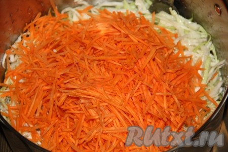 Очищенную морковь, натертую на крупной тёрке, выложить к капусте, хорошо перемешать.
