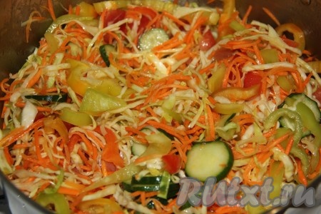 За время нарезки овощей салат выделит сок. Поставить кастрюлю с овощами на огонь и довести до кипения, периодически перемешивая салат, затем огонь уменьшить.
