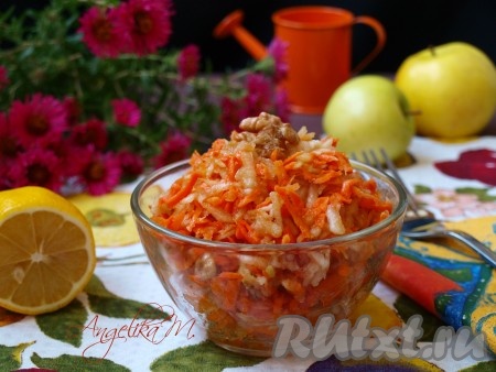 Очень вкусный, полезный салат "Витаминный" с яблоком и морковью хорошо перемешиваем и подаём сразу к столу.
