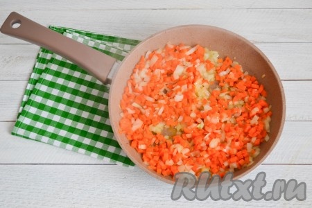 1 очищенную луковицу и 1 очищенную морковь нарезать мелкими кубиками и обжарить в течение 2-3 минут на растительном масле, помешивая. Лук должен стать мягким и прозрачным.
