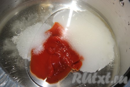 Воду и растительное масло влить в большую кастрюлю, сюда же всыпать сахар и соль, добавить томатную пасту.