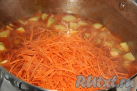 Очищенную морковь натереть на тёрке для моркови по-корейски, добавить в кастрюлю, перемешать и тушить 5 минут, иногда помешивая.