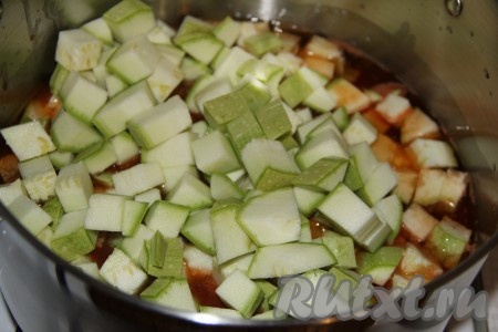 Как только томатная смесь закипит, добавить в кастрюлю кабачки, хорошо перемешать.