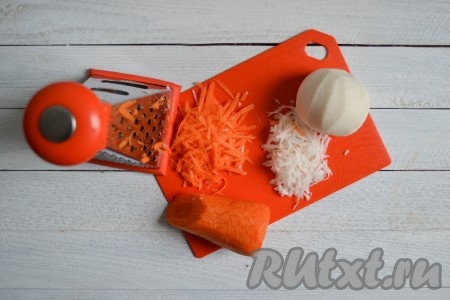 Перед непосредственным приготовлением редьку и морковь необходимо тщательно вымыть, очистить и натереть на крупной терке или терке для приготовления моркови по-корейски.

