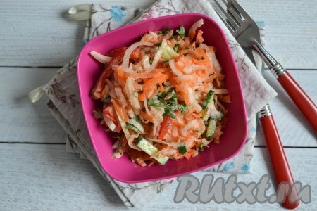 Аппетитный, полезный и очень вкусный салат из черной редьки с морковью разложить в салатники и сразу же подать на стол.
