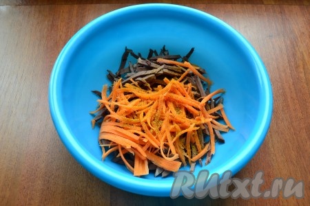 Добавить очищенную морковь, натертую на терке для корейской моркови, всыпать приправу.
