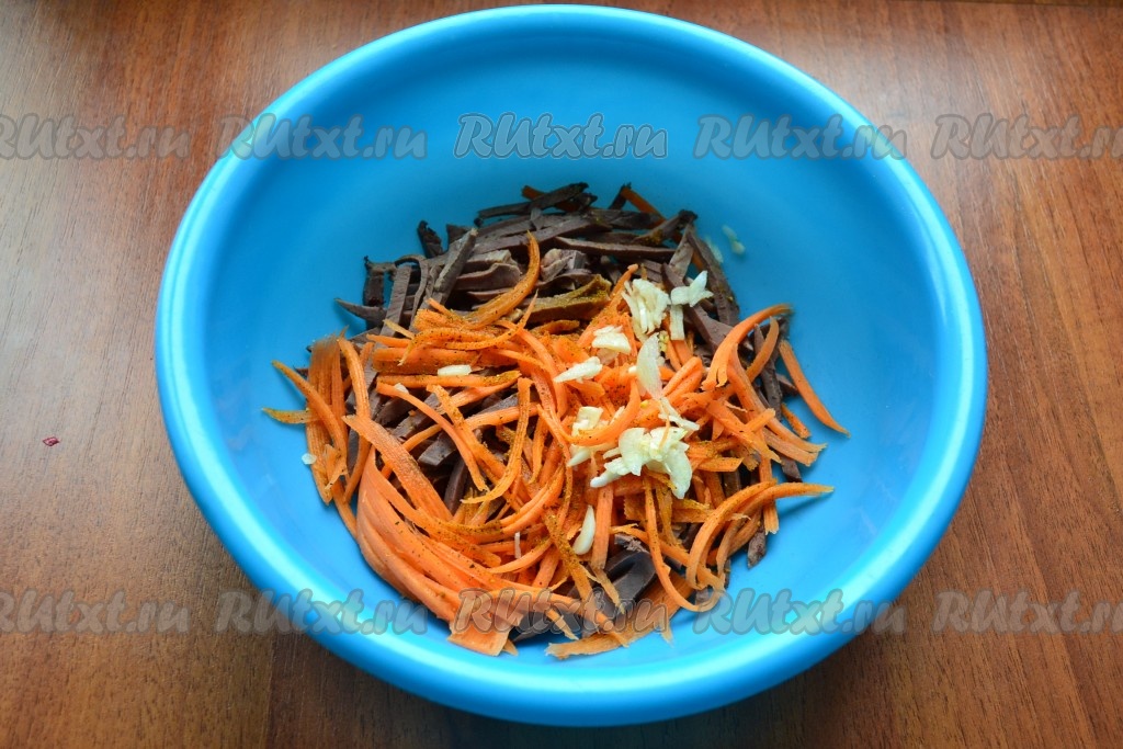 Салат сердце с корейской морковью: необычное сочетание