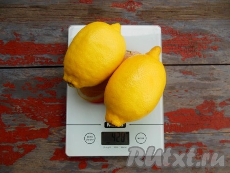 Лимоны выложите на дуршлаг, обдайте кипятком. Хорошо промойте в теплой воде. Вес моих лимонов составил 428 грамм. 