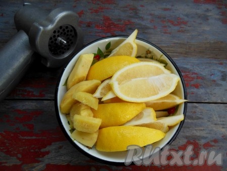 Разрежьте лимоны на небольшие кусочки вместе с кожурой. Удалите из лимонов косточки (они придают горечь). Очистите имбирь и нарежьте на кусочки.