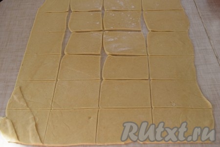 Нарезаем тесто на крупные квадраты размером, примерно, 10х10 см.
