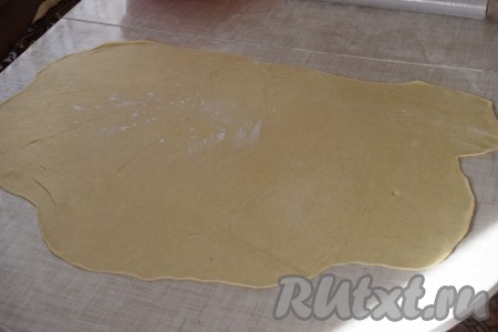 Далее на столе, присыпанном мукой, раскатываем тесто в тонкий пласт.
