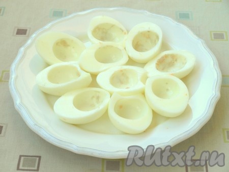 Варёные яйца очистить, разрезать пополам и вынуть желтки.
