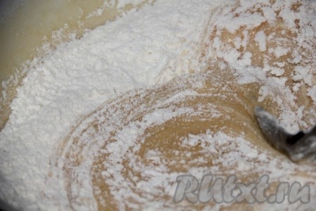 Снимаем с водяной бани и, добавляя постепенно муку, замешиваем тесто. 