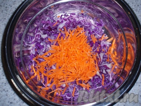 Морковь очистить, натереть на терке, добавить к капусте.
