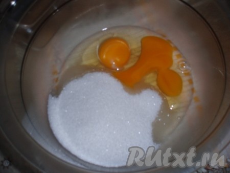 Взбить яйца с сахаром и ванильным сахаром до образования пышной массы.