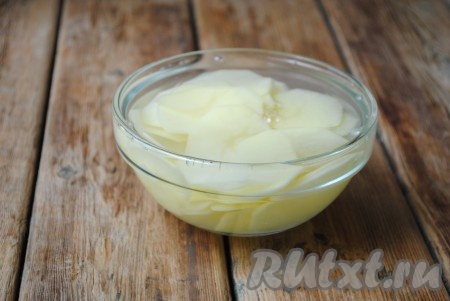 Нарезанный картофель выложить в миску и залить на 2-3 минуты холодной водой. Это нужно для того, чтобы вымыть лишний крахмал. Воду слить, а картофель выложить на вафельное полотенце, просушить. 