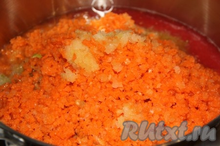 Очищенные морковь и лук пропустить через мясорубку и выложить в кастрюлю с овощами.
