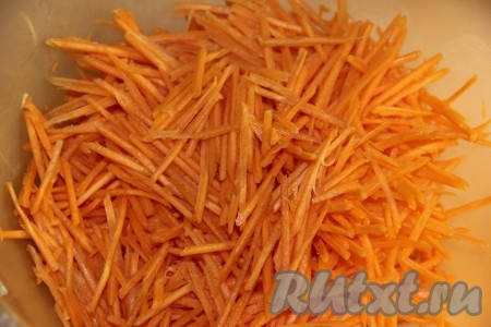 Очищенную морковку натереть на тёрке для моркови по-корейски.
