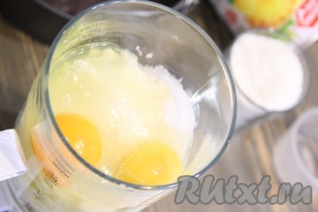 В чашу блендера выложить творог, сахар и яйца.