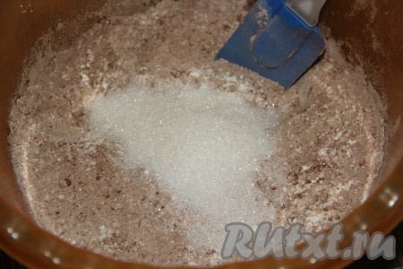 Слегка перемешать, затем добавить разрыхлитель и сахар.