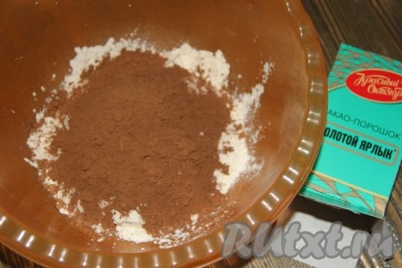 Для приготовления песочной основы соединить муку и какао.