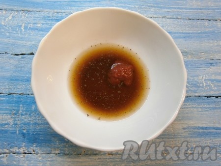 Для приготовления соуса смешать соевый соус с томатной пастой, развести водой до однородности, чуть поперчить.
