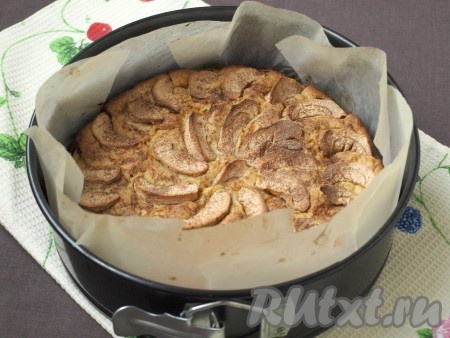 Разогреть духовку до 190 градусов и выпекать пирог 1 час или чуть больше.
