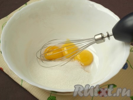 В миску отделить желтки, добавить к ним сахар и хорошо взбить.
