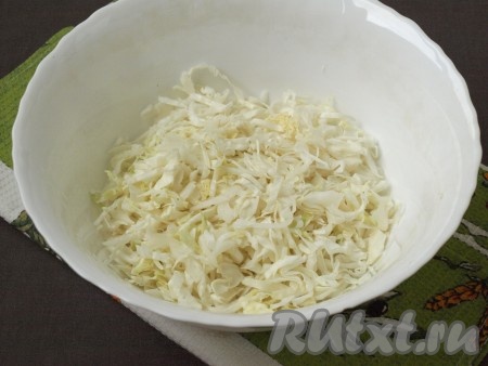 Белокочанную капусту тонко нарезать, сложить в миску, добавить немного соли и помять капусту руками. Добавить яблочный уксус.
