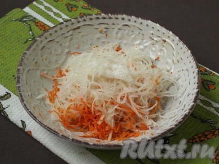 На корейской тёрке натереть редьку и морковь. Добавить к ним сахар и перемешать.
